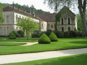 Jardins de l'abbaye de Fontenay : l'une des plus belles abbayes françaises