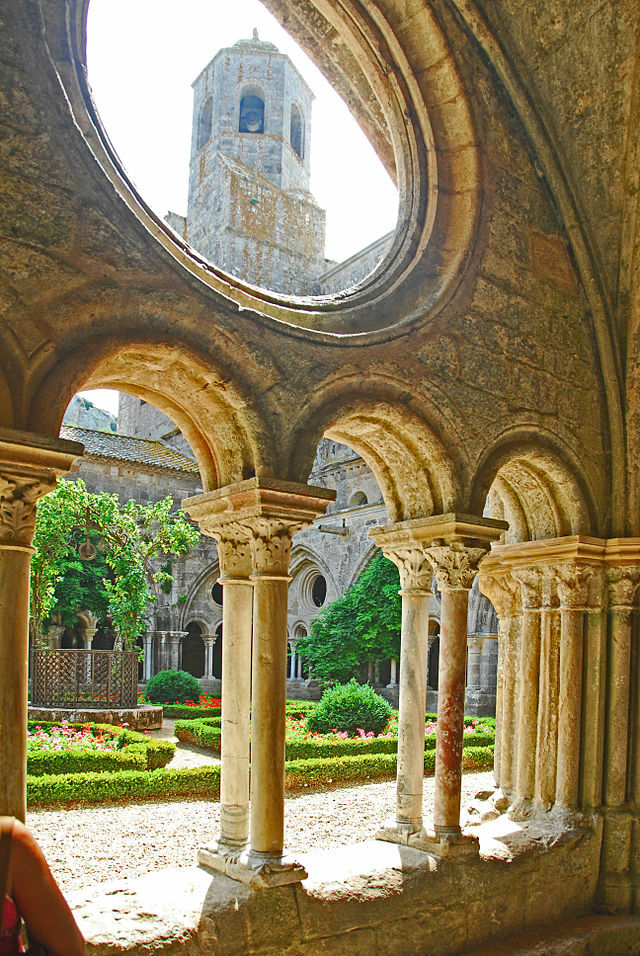 piliers de l'abbaye de Fontfroide