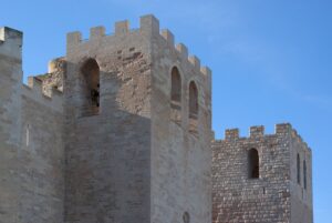 Abbaye Saint-Victor de Marseille et ses tours carrées à créneaux dans le ciel bleu