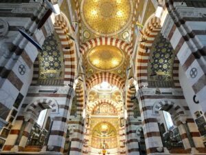 Notre-Dame-de-la-Garde intérieurs dorés mosaïques