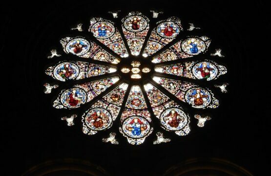 Visiter et voir la rosace de la cathédrale d'Embrun