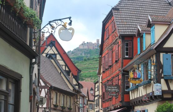 Ribeauvillé, ruelle médiévale en Alsace tourisme