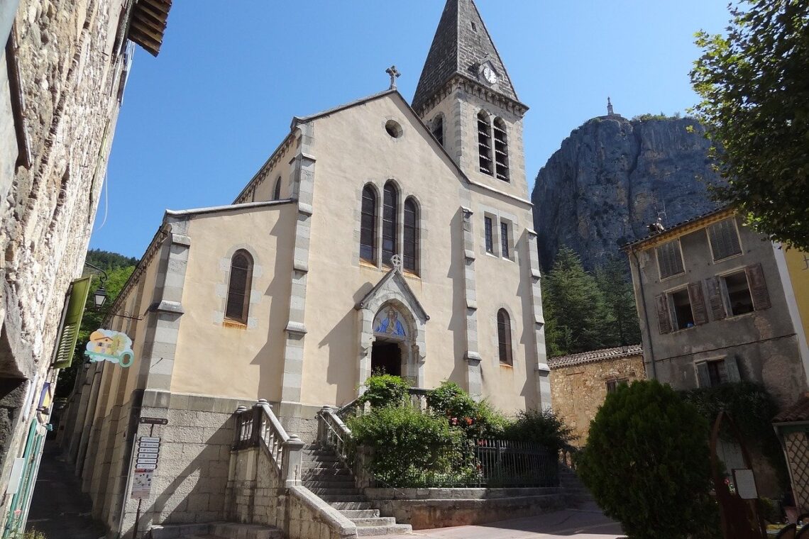 église à Castellane, destination touristique