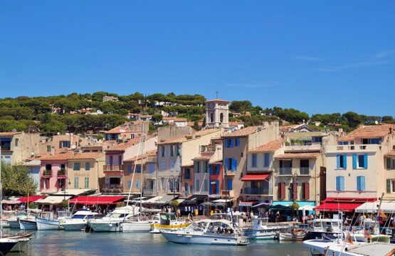 Le port de Cassis touristique avec ses bateaux et maisons colorées