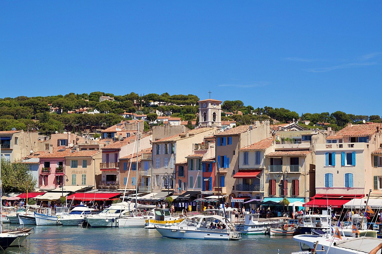 Le port de Cassis touristique avec ses bateaux et maisons colorées