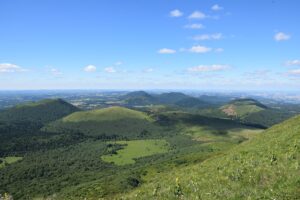 Les volcans d'Auvergne, eaux, vert tourisme