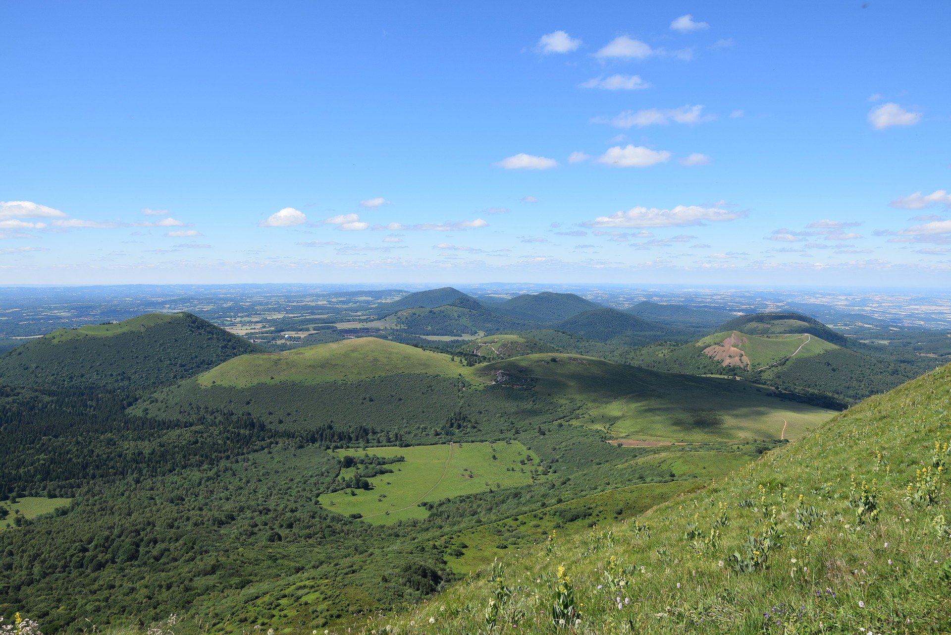 Les volcans d'Auvergne, eaux, vert