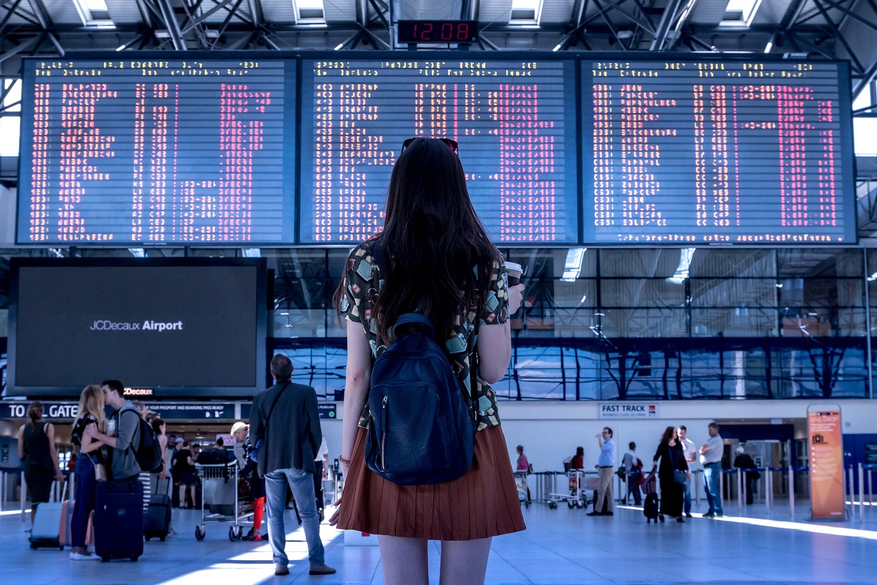 Les erreurs à éviter en voyage : les principales erreurs que les voyageurs commettent et comment les éviter pour profiter pleinement de son séjour Voyage femme qui attend à à l'aéroport