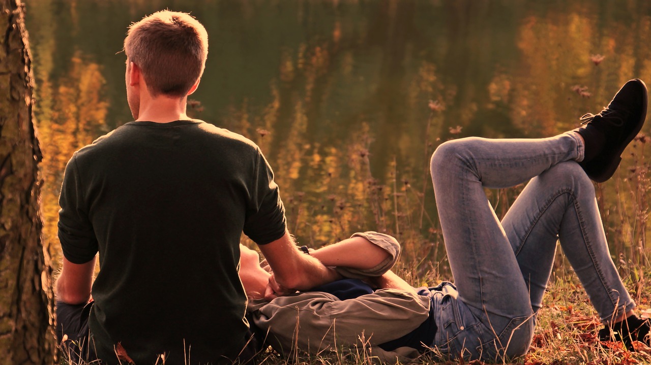 Un couple amoureux s'enlace