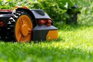 Les robots tondeuses : la solution idéale pour entretenir votre pelouse