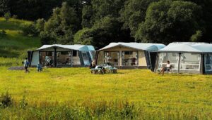 tentes-de-camping-sur-des-emplacements-réservés