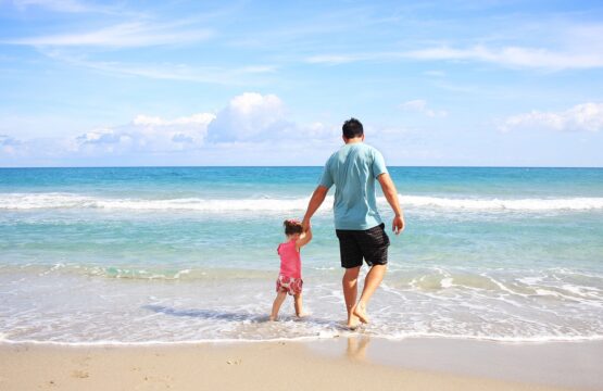 Père de famille avec sa fille au bord de l'eau