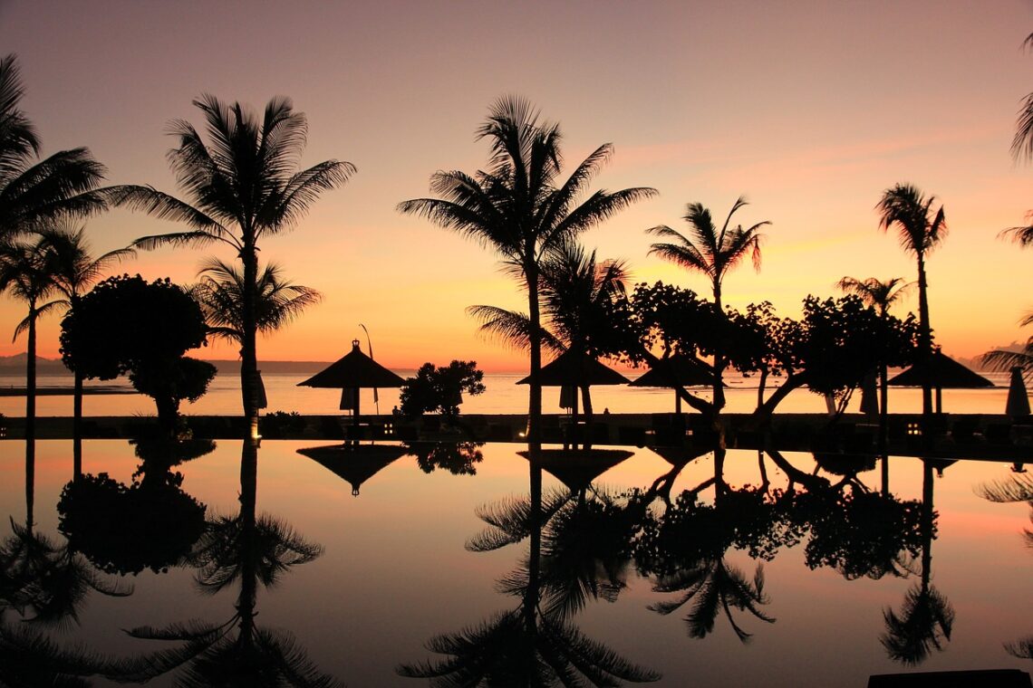 Bali des parasols et des palmiers sur l'océan