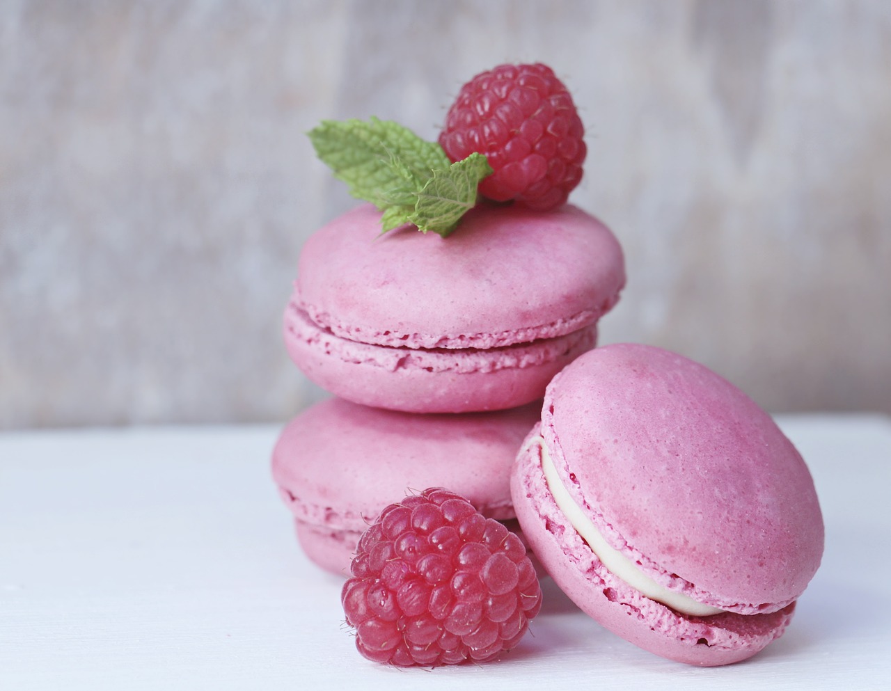 Macarons à la framboise : une gourmandise irrésistible ! macarons framboise sur le dessus