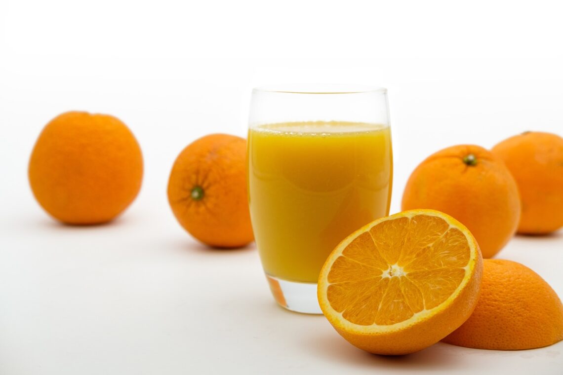 orange et verre de jus orange