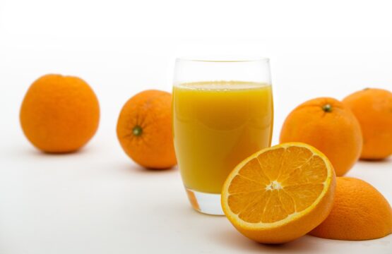 orange et verre de jus orange
