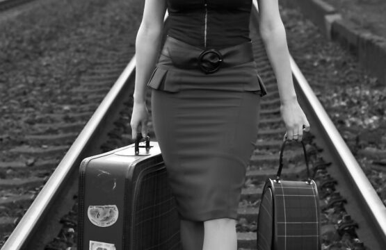 valise-femme-qui-marche-rail