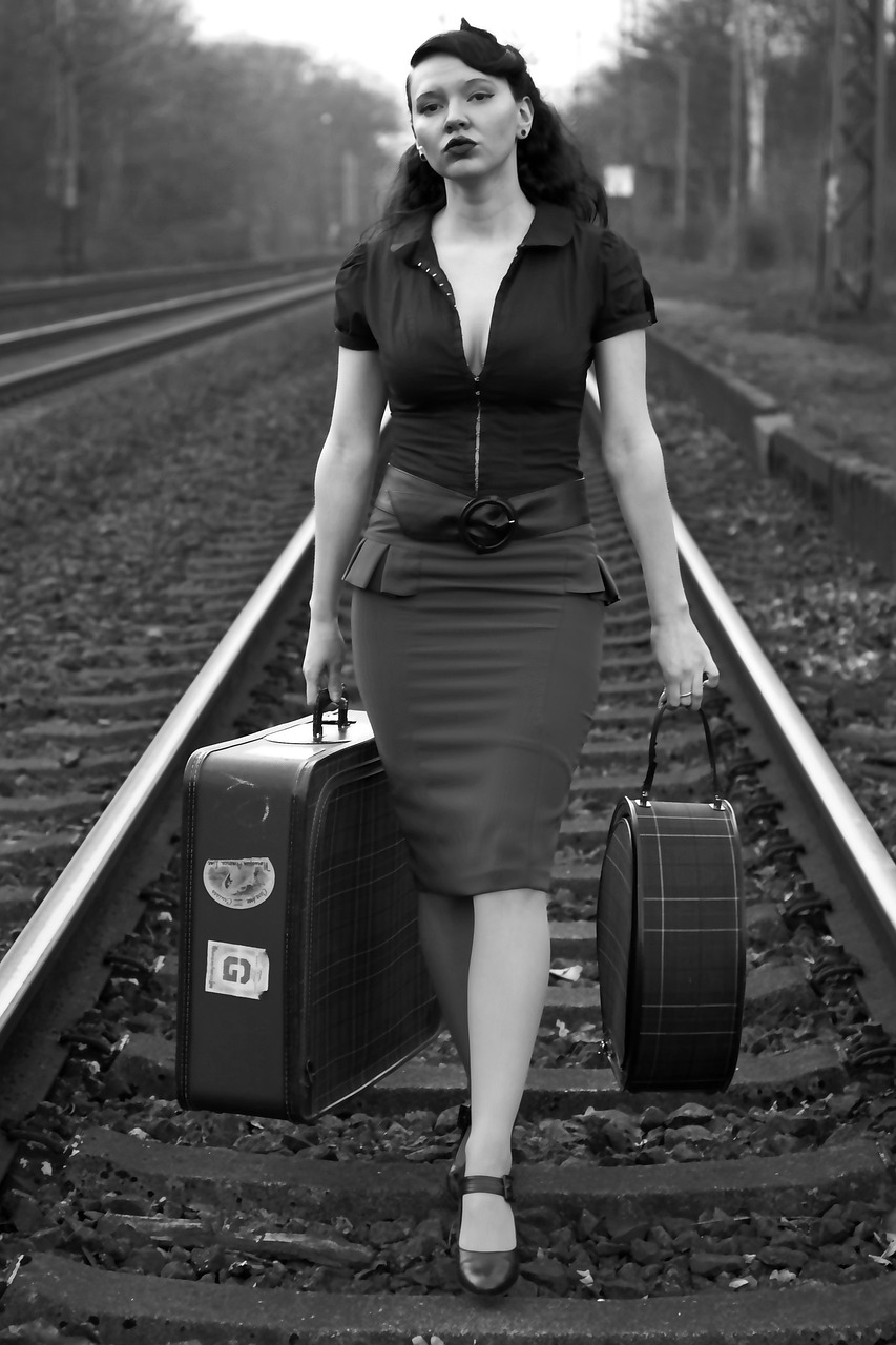 Les équipements de voyage indispensables : préparez votre valise comme un pro ! valise-femme-qui-marche-rail