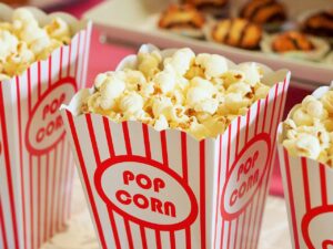 Comment organiser une soirée cinéma à la maison avec des snacks et des boissons ?