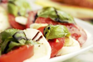 Recette de la salade tomate mozzarella : Un plat simple, frais et savoureux
