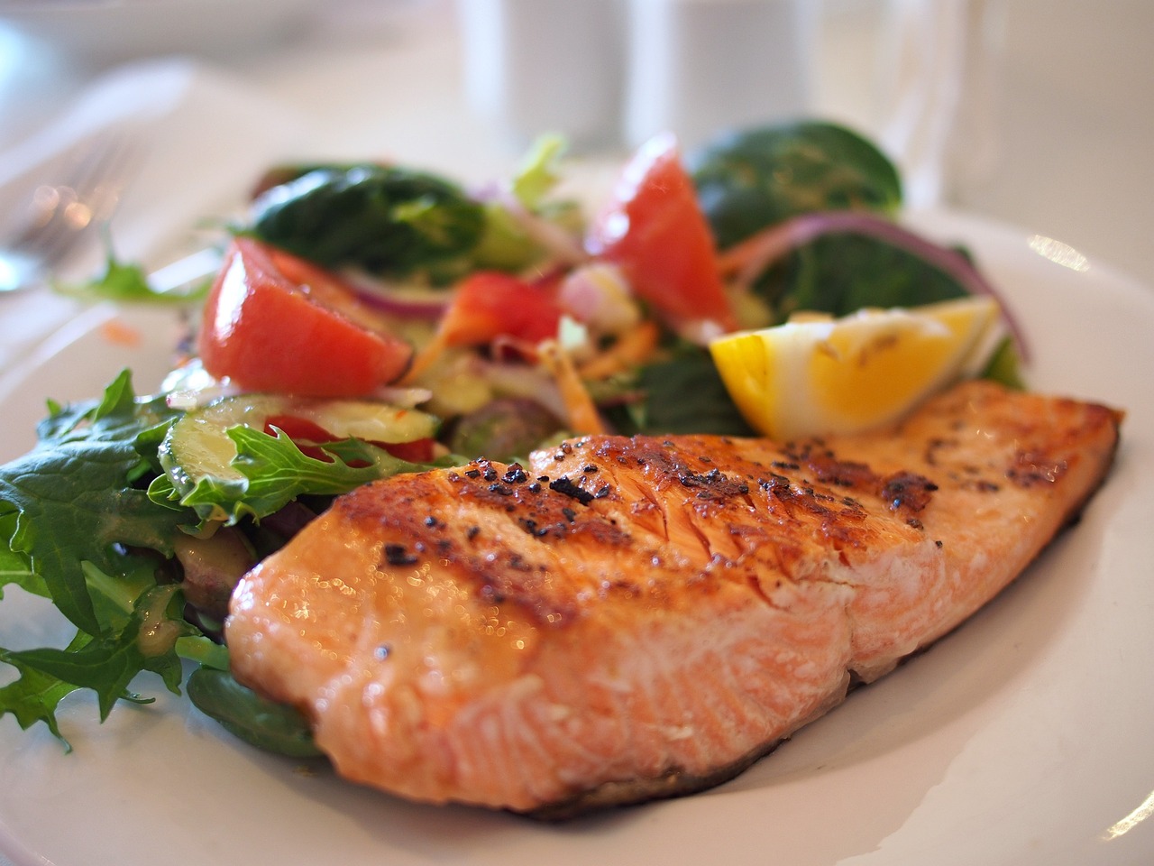 Pavé de Saumon Grillé aux Herbes et au Citron : Une recette exclusive saumon assiette avec des légumes