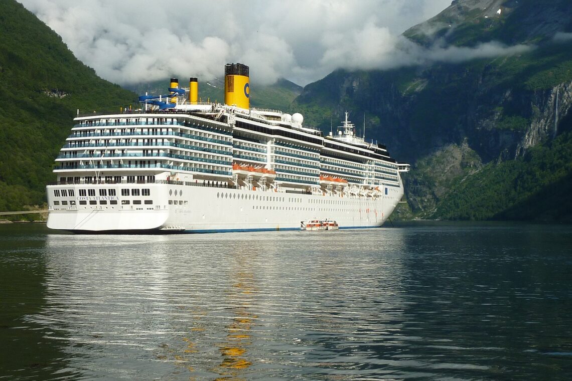 Croisière, bateau dans un fjord