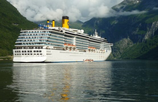 Croisière, bateau dans un fjord