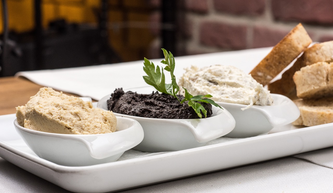 La tapenade noire, une explosion de saveurs méditerranéennes ! tapenade dans un ramequin