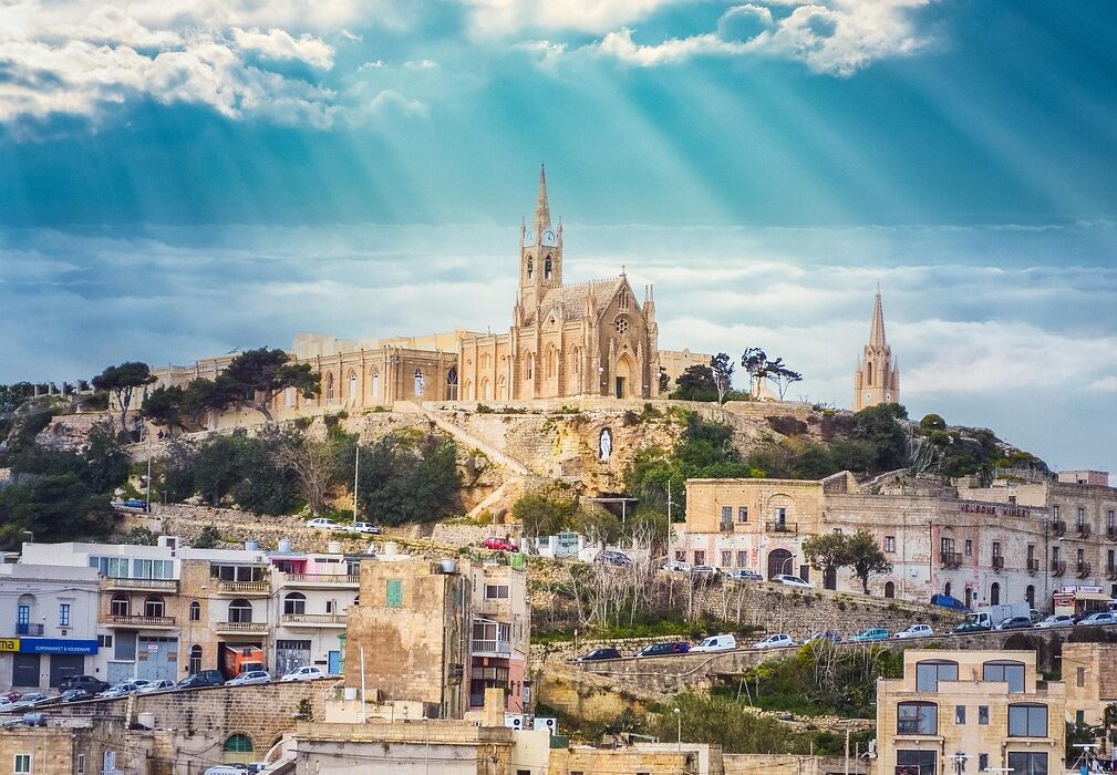 eglise-rayon-de-soleil-nuages-port-bateaux-citadelle