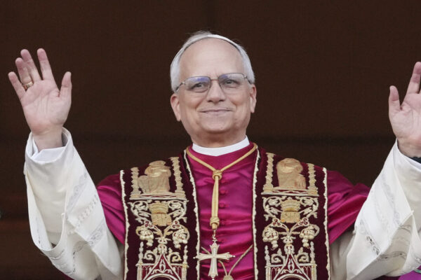 Élection du Pape Léon XIV : affluence record au Vatican pape-cardinal-habit-rouge-ceremonie-loggia